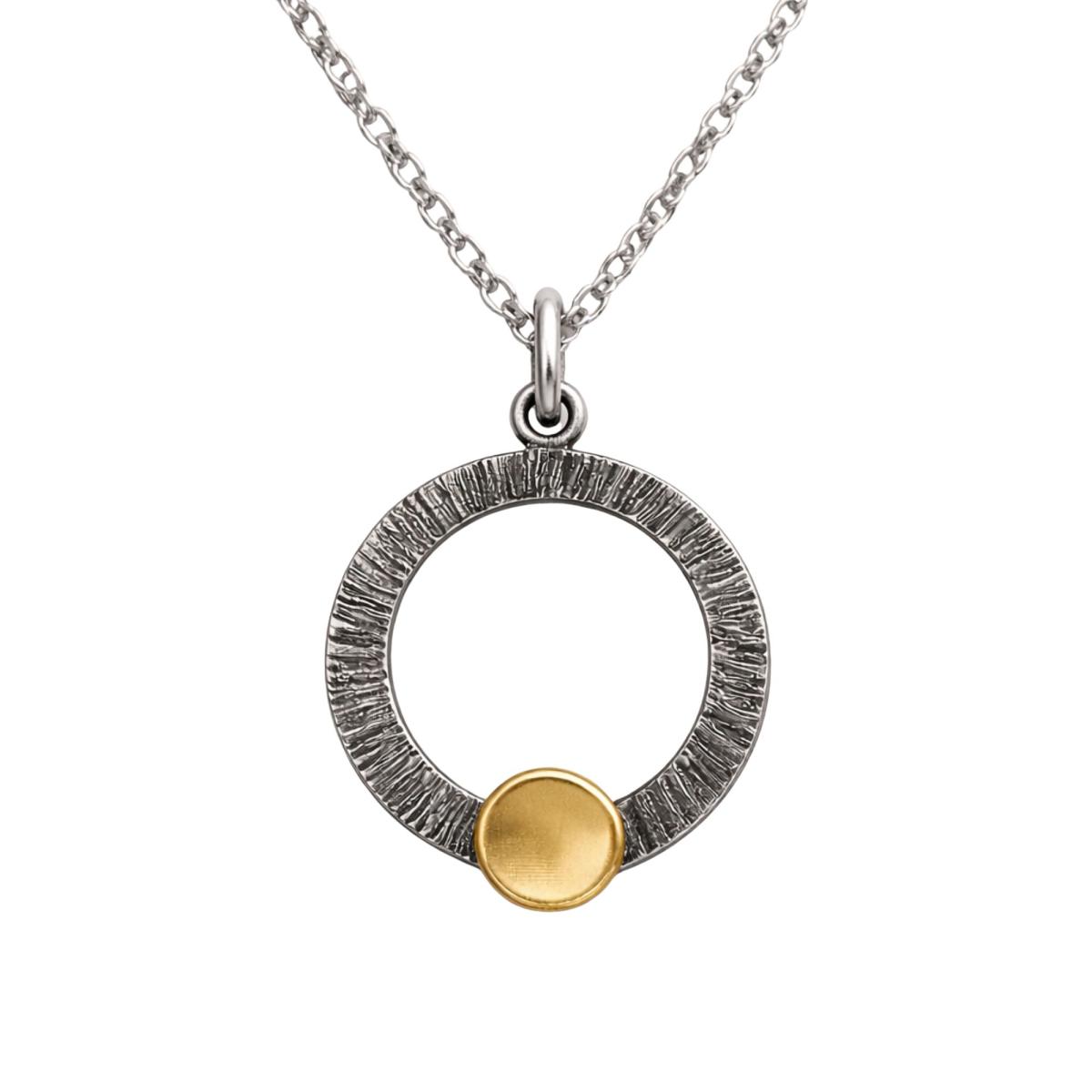 Moderner Bicolor-Schmuckanhänger aus Silber und Gold mit strukturierter Oberfläche an zarter Silberkette.